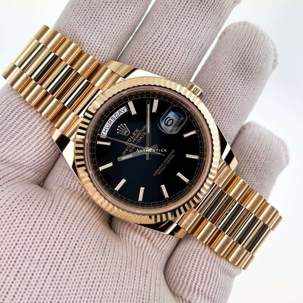 Lydig desinficere valgfri Rolex Day-Date 40 Yellow Gold Black Motif Dial 228238